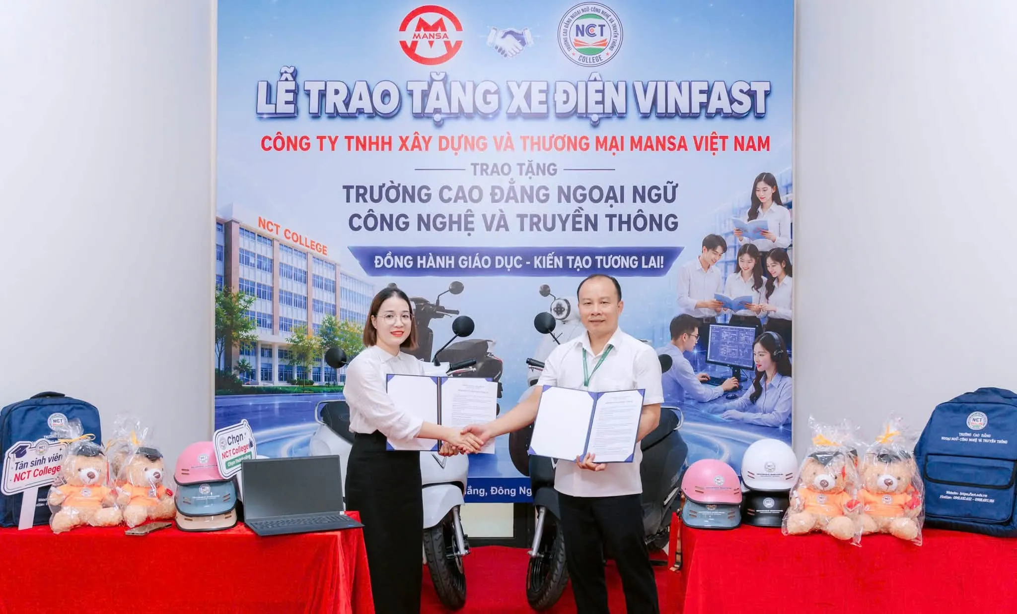 MANSA Việt Nam trao tặng 02 xe điện VinFast cho Trường Cao đẳng Ngoại ngữ và Công nghệ Truyền thông